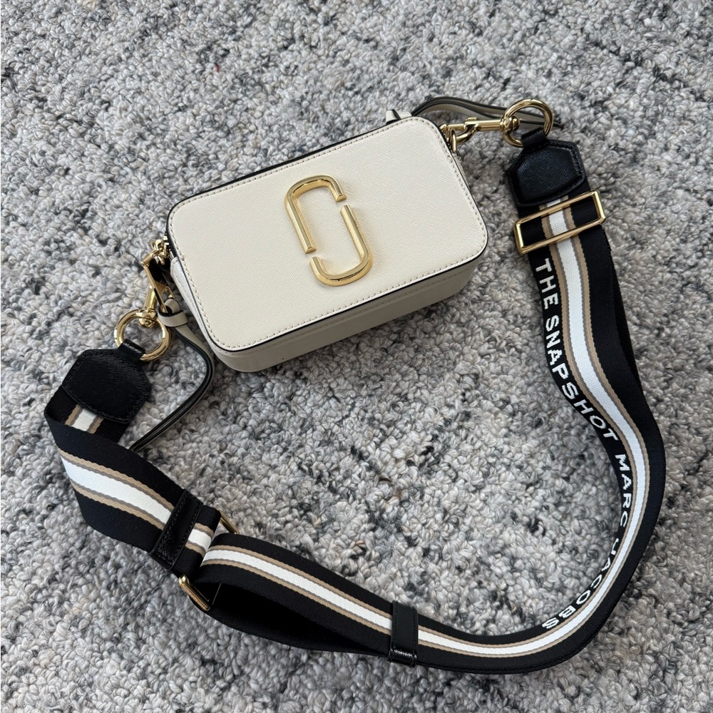 Marc Jacobs Snapshot Camera Bag in Saffiano Leather cream and black OS